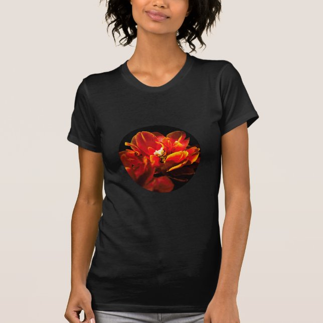 Rote Tulpen dunkler Hintergrund T-Shirt (Vorderseite)