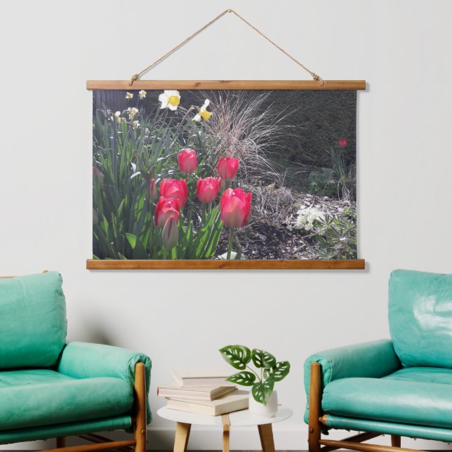 Rote Tulpen im Garten Wandteppich Mit Holzrahmen (Wohnzimmer)