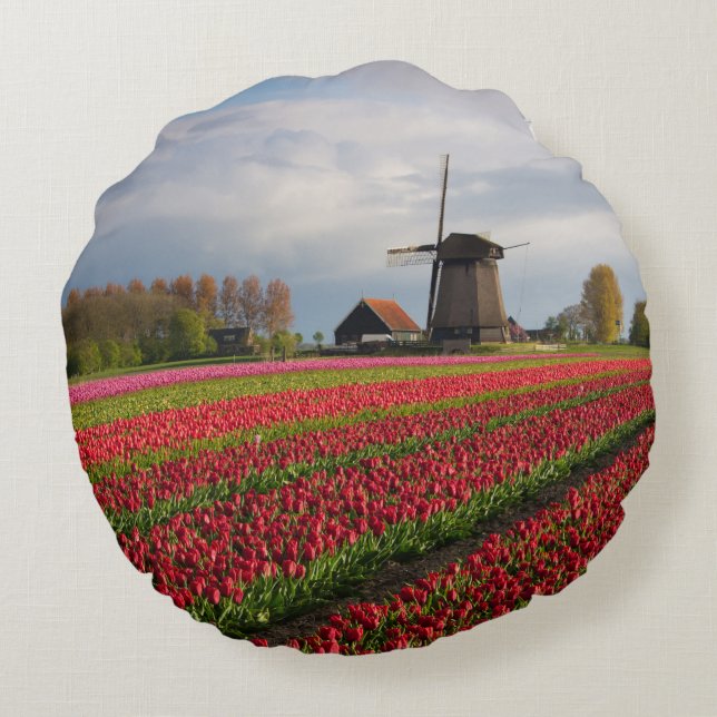 Rote Tulpen und eine Windmühle Rundes Kissen (Rückseite)