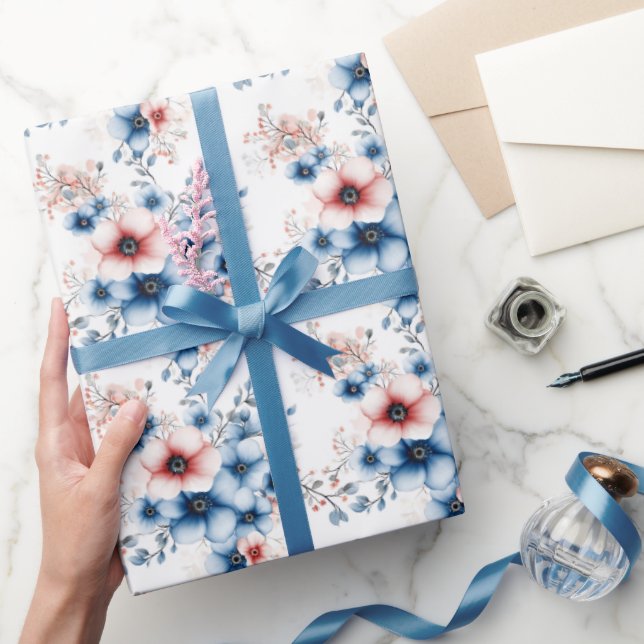 Rote und blaue Blumen auf Weiß Geschenkpapier (Schenken)