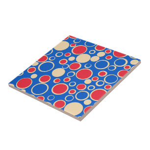 Rote und blaue Punkte auf blau Fliese