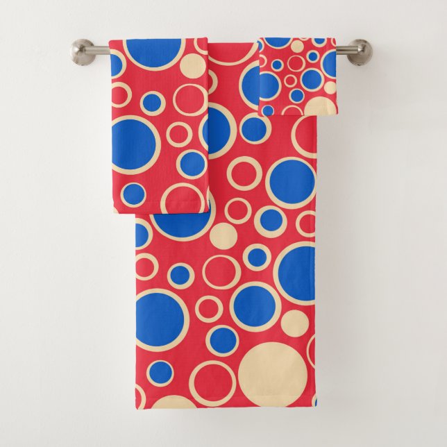 Rote und blaue Punkte auf rot Badhandtuch Set (Insitu)