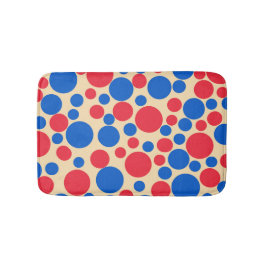 Rote und blaue Punkte auf Tan Badematte