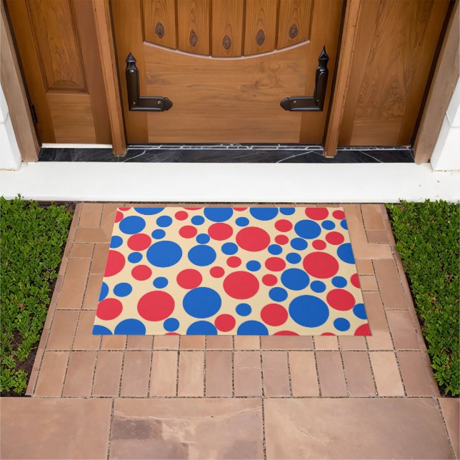 Rote und blaue Punkte auf Tan Fußmatte (Außenbereich)