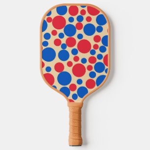 Rote und blaue Punkte auf Tan Pickleball Schläger