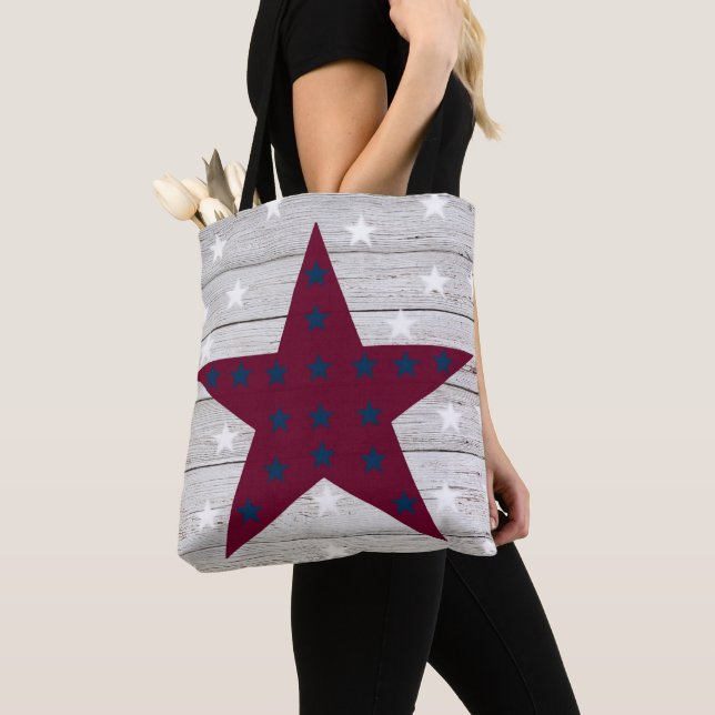 ROTE UND BLAUE STARTEN AUF WEISSEM HOLZ AUSSEHEN H (Von Nahem)