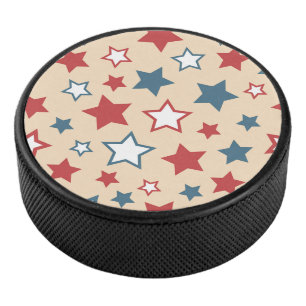 Rote und blaue Sterne, 4. Juli, beiger Hintergrund Eishockey Puck
