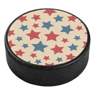 Rote und blaue Sterne, 4. Juli, beiger Hintergrund Eishockey Puck
