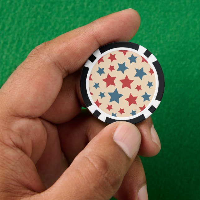 Rote und blaue Sterne, 4. Juli, beiger Hintergrund Pokerchips (Hand)
