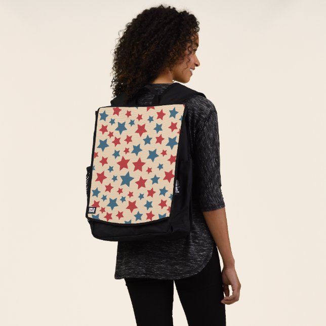 Rote und blaue Sterne, 4. Juli, beiger Hintergrund Rucksack (Ausgewaschen)