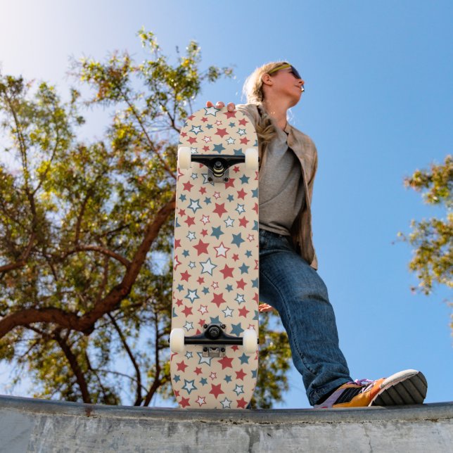 Rote und blaue Sterne, 4. Juli, beiger Hintergrund Skateboard (Außenbereich 1)