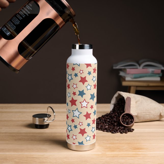 Rote und blaue Sterne, 4. Juli, beiger Hintergrund Trinkflasche (Kaffee)