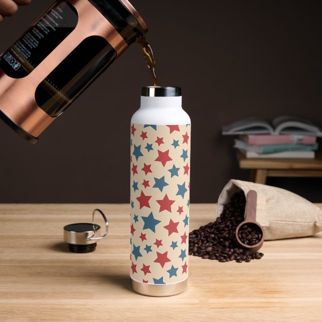 Rote und blaue Sterne, 4. Juli, beiger Hintergrund Trinkflasche (Kaffee)
