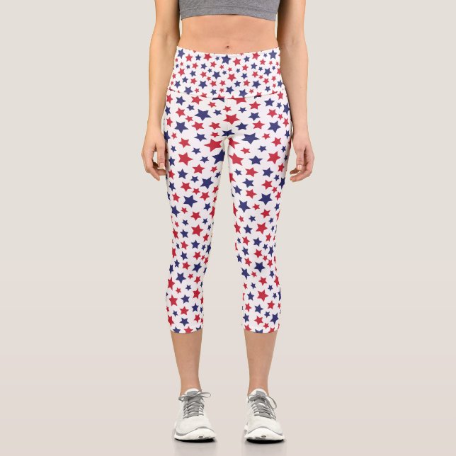 Rote und blaue Sterne, 4. Juli, weißer Hintergrund Capri Leggings (Vorderseite)