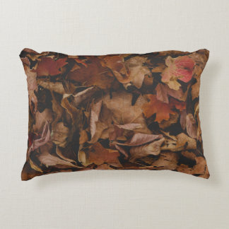 ROTE UND BROWNE BLÄTTER AUF DEM BODEN DEKOKISSEN