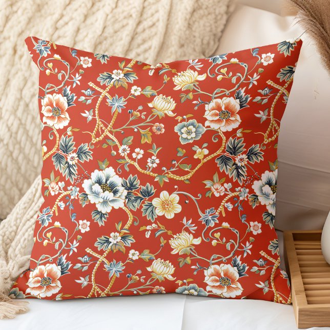 Rote und gelbe Frühlingsblumen Chinoiserie Muster Kissen (Red and Yelllow Spring Flowers Chinoiserie Pattern Throw Pillow in a neutral boho bedroom.)