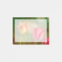 Rote und gelbe Tulpen auf texturiertem Hintergrund
