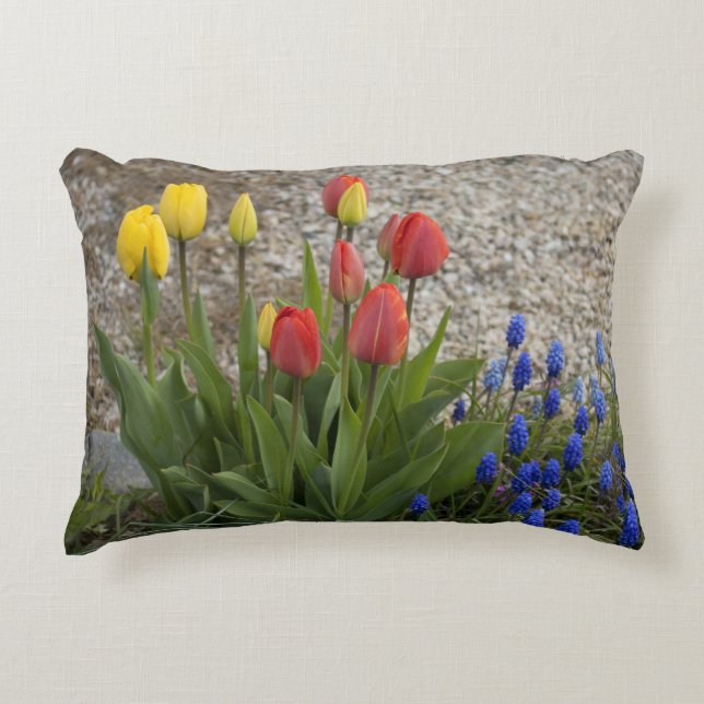 Rote und gelbe Tulpen Dekokissen (Vorderseite)
