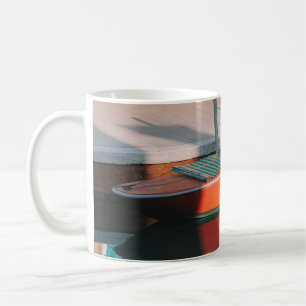 ROTE UND GRÜNE BOOTDOCKING AUF DEM DOCK KAFFEETASSE