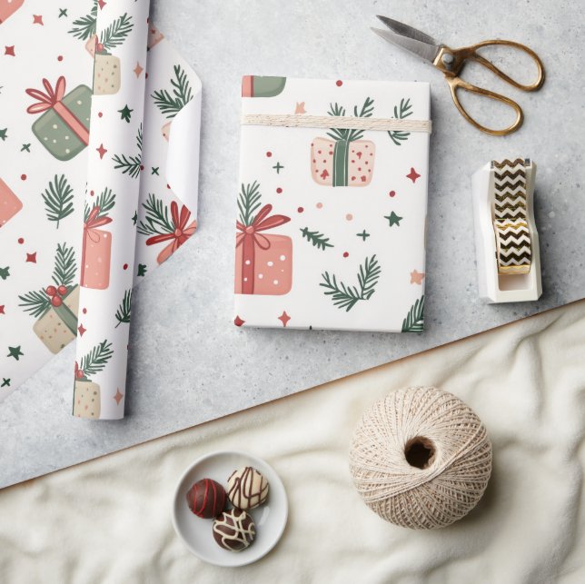 Rote und grüne Geschenke mit Kiefernzweigen als We Geschenkpapier (Kunsthandwerk)