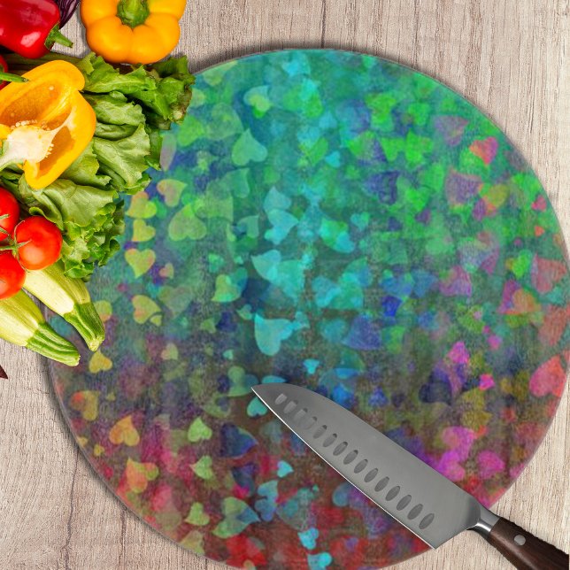 Rote und grüne herabfallende Herzen Schneidebrett (Falling Hearts Red and Green Cutting Board by Looly Elzayat
)