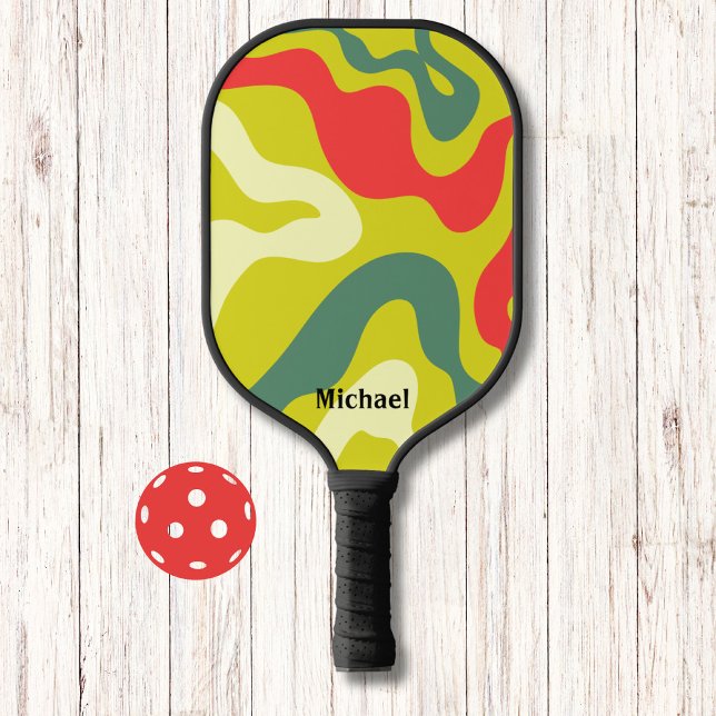 Rote und grüne Retrowellen Moderne Monogramme Pickleball Schläger (Von Creator hochgeladen)