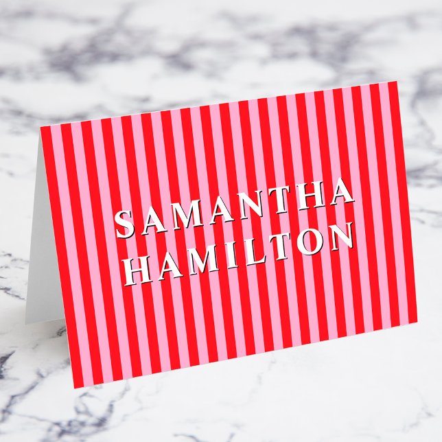 Rote und rosa gestreifte Platzkarten mit fettem Na Tischnummer (Bright Red and Light Pink Stripes Bold All Caps Font Individual Name Place Cards)