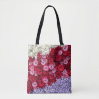 Rote und rosa Rosen mit farbenfroher Gypsophila