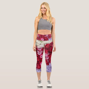 Rote und rosa Rosen mit farbenfroher Gypsophila Capri Leggings