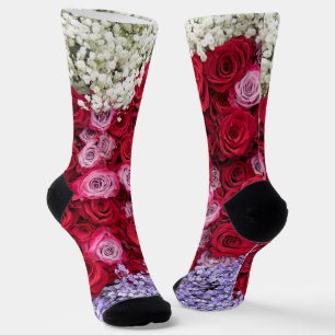 Rote und rosa Rosen mit farbenfroher Gypsophila Socken
