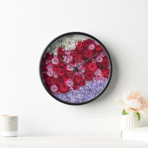 Rote und rosa Rosen mit farbenfroher Gypsophila Uhr