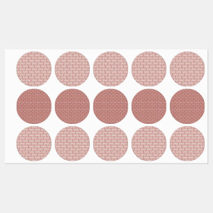 Rote und rosa Textilien auf einem gemusterten Tepp Etiketten