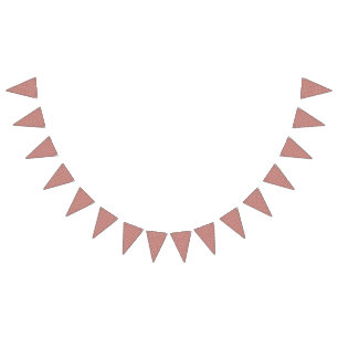 Rote und rosa Textilien auf einem gemusterten Tepp Wimpelkette