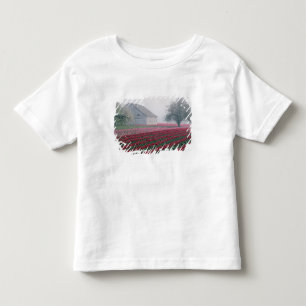 Rote und rosa Tulpen begrüßen den Tag an einem neb Kleinkind T-shirt