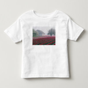 Rote und rosa Tulpen heißen den Tag auf einem Mis Kleinkind T-shirt