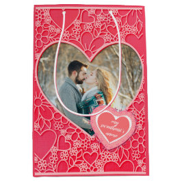 Rote und rosafarbene blumenreiche Herzen Valentins Mittlere Geschenktüte