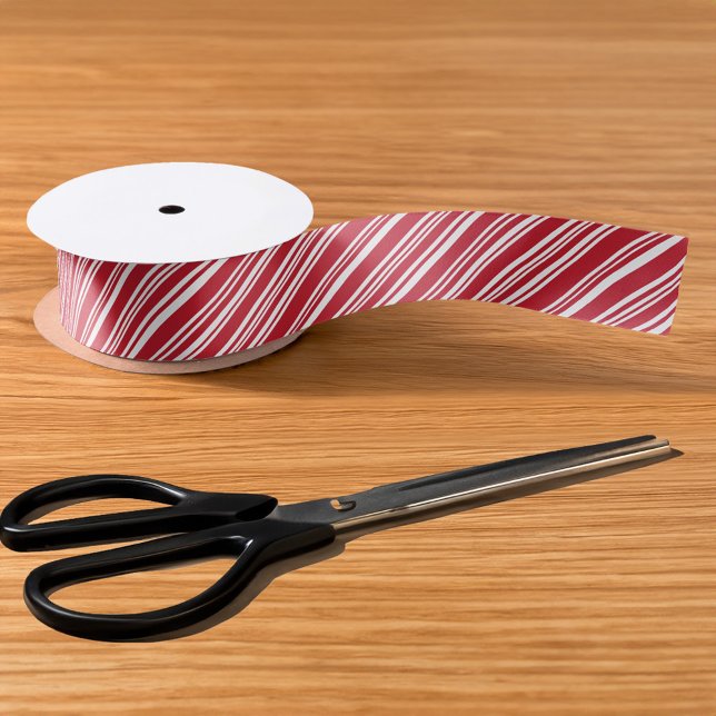 Rote und weiße gelbe Pfefferminzstreifen Streifen Satinband (Red and White Angled Peppermint Stripe Ribbon in situ)