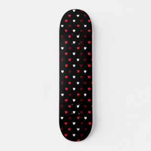 Rote und weiße Herzen auf schwarz Skateboard
