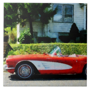 Rote und weiße Korvette Cabrio Fliese