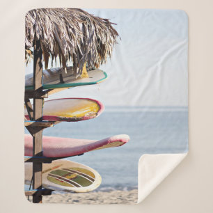 Rote und weiße Surfbretter in einem braunen Holzg Sherpadecke