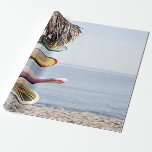 Rote und weiße Surfbretter in einem braunen Holzge Geschenkpapier