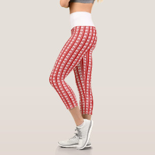 Rote und weiße Weihnachtsblasen mit Schneeflocken Capri Leggings