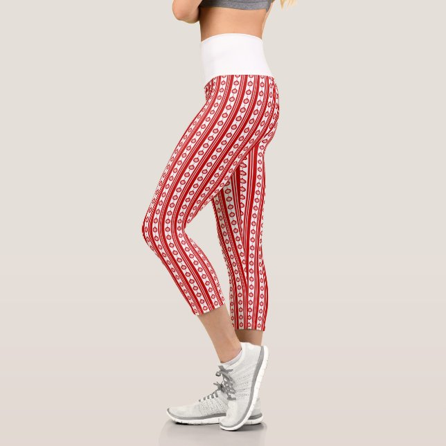 Rote und weiße Weihnachtsblasen mit Schneeflocken Capri Leggings (Links)
