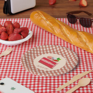 Rote-Velvet-Torte mit Erdbeer-Cream-Cheese-Frostin Pappteller
