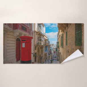 Rote Vintage Postbox in Malta Badehandtuch
