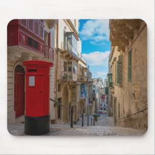 Rote Vintage-Postkiste in Malta Mousepad