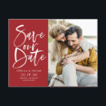 Rote Wasserfarbe Pinselkalligrafie Rette unser Dat Ankündigungspostkarte<br><div class="desc">Foto für Rote Wasserfarben Pinselkalligraphie Rette Datum Postkarte | Melden Sie sich mit dieser individuell gestaltbaren, Save the Date Postkarte an. Es ist mit handgeschriebener moderner Kalligraphie in roter Farbe ausgestattet. Dieses stilvolle Foto Save the Date ist perfekt für jede Hochzeitszeit und jedes Thema. Weitere Farben und passende Elemente sind...</div>