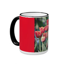 Rote Wecker-Tasse mit roten Tulpen