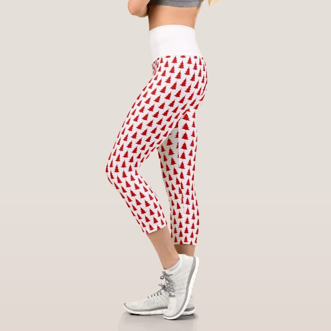 Rote Weihnachtsbaumen auf weißem Hintergrund Capri Leggings (Links)