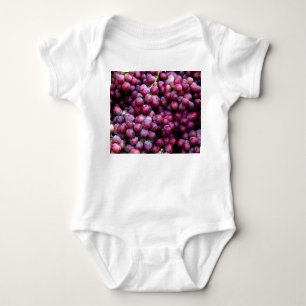 Rote Weintrauben: Lusziger Hintergrund. Baby Strampler